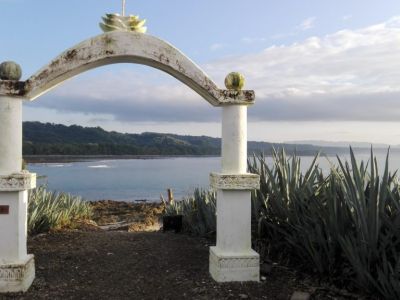 Cabuya: Una playa, una isla, un cementerio