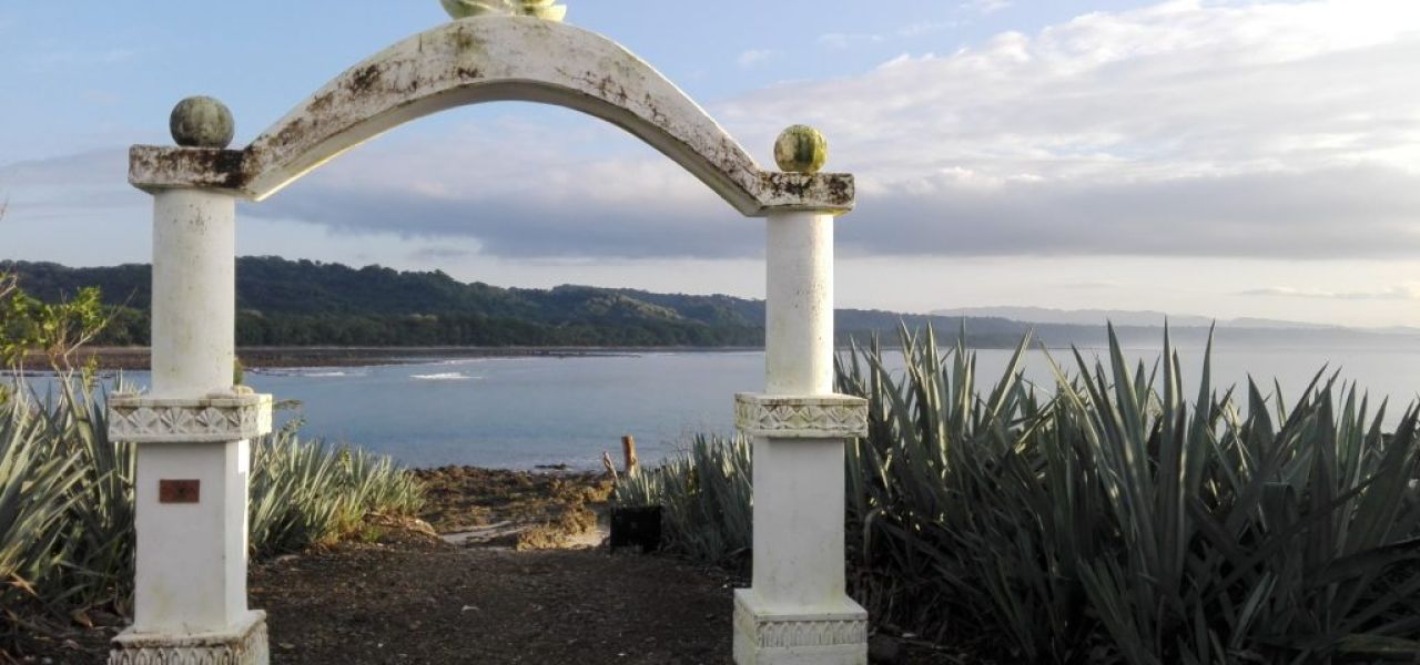 Cabuya: Una playa, una isla, un cementerio