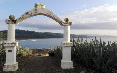 Cabuya: Una playa, una isla, un cementerio