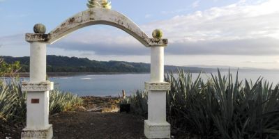 Cabuya: Una playa, una isla, un cementerio